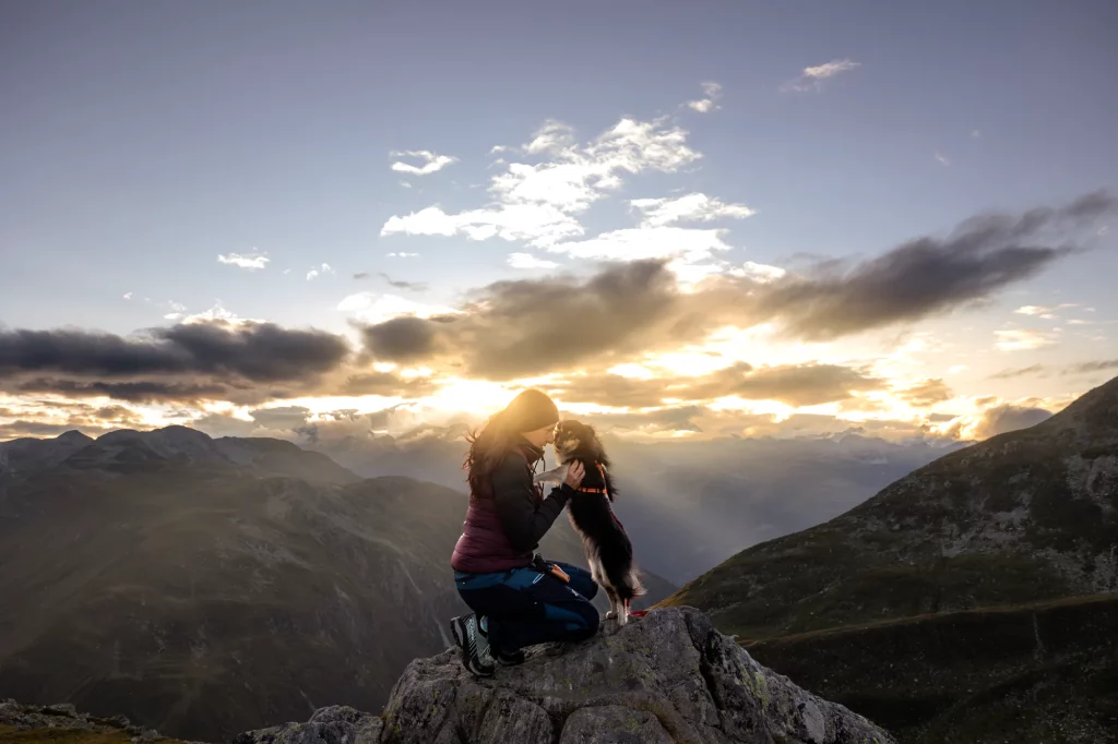 Wandern mit Hund Fotowanderung Schweiz Nufenenpass Sonnenuntergang