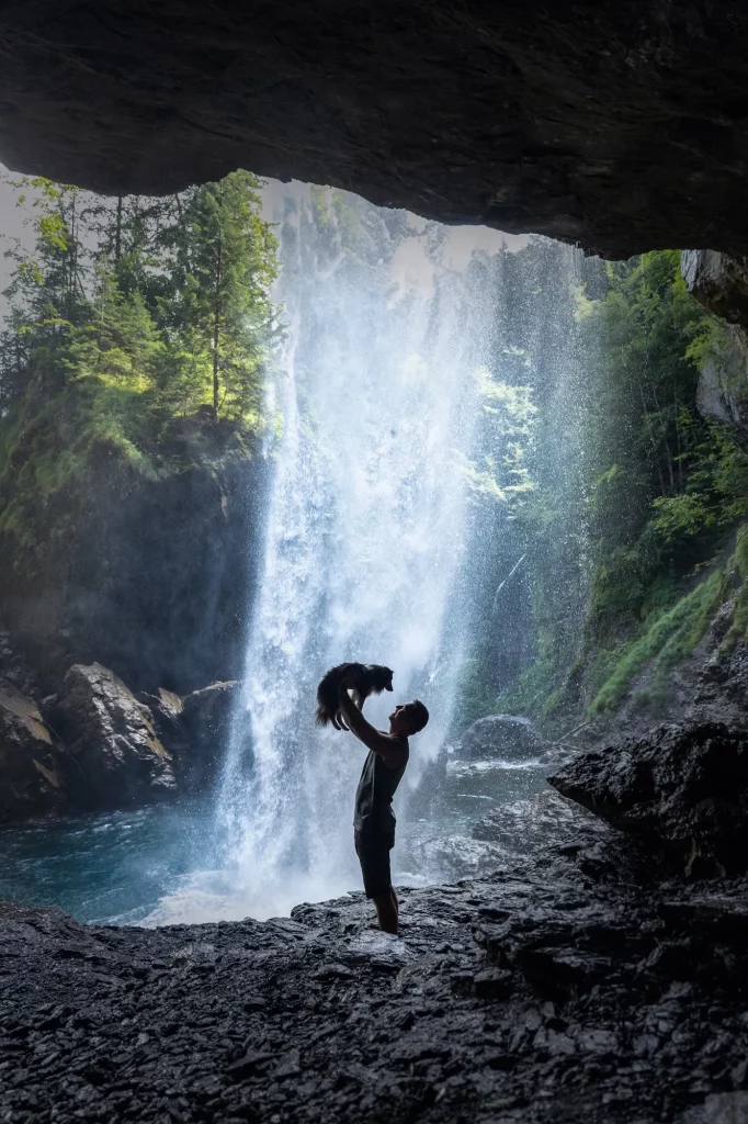 Berglistüberlwasserfall Fotoshooting mit Hund am schönsten Wasserfall in der Schweiz