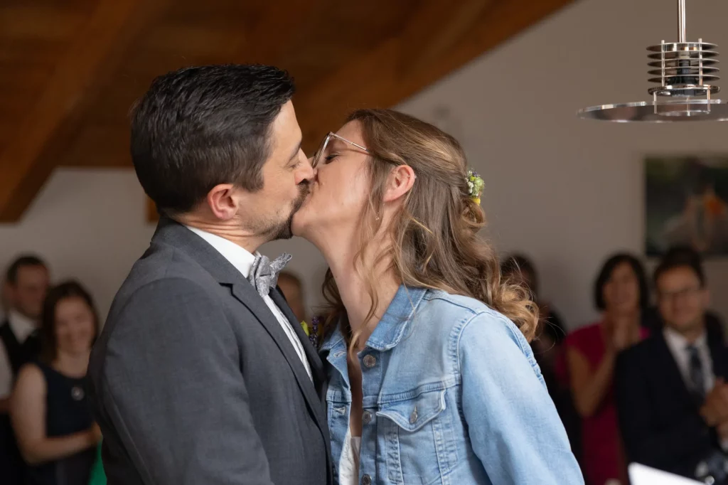 Emotionales Hochzeitsbild, Brautpaar gibt sich den Hochzeitskuss bei Hochzeit in Ruderting