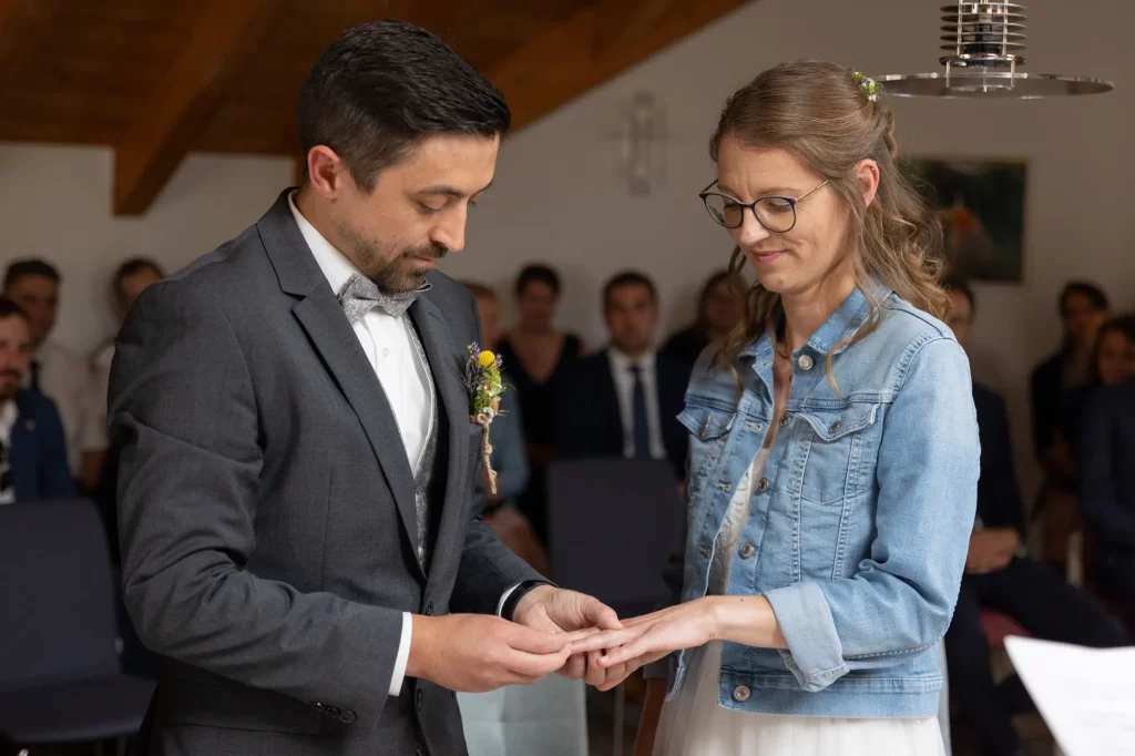 Emotionaler Moment beim Ringetausch, Hochzeit in Ruderting