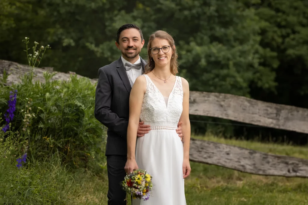 Bräutigam hält die Braut, Hochzeitsbild im freien, Natur, im Landkreis Passen