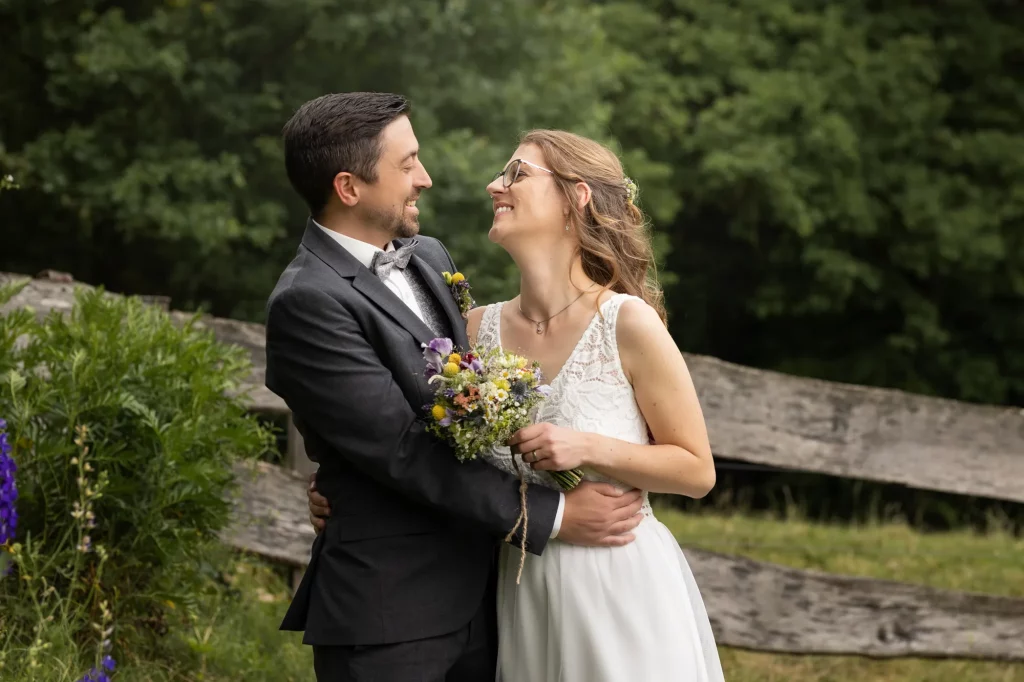 Hochzeitsbild von Braut und Bräutigam, liebevoller Blickkontakt