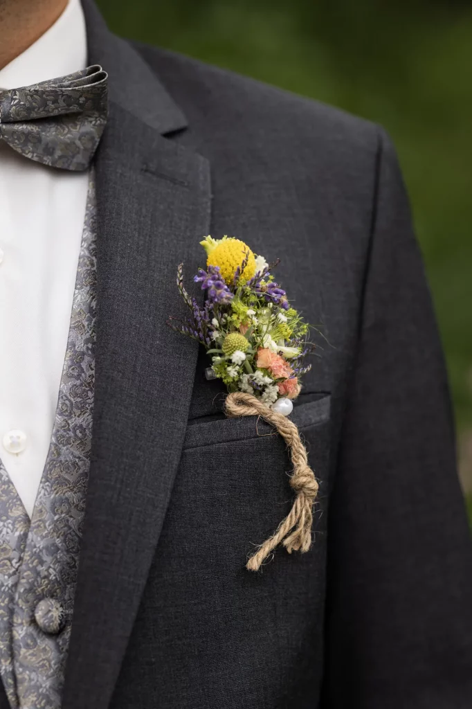 schöner Blumenanstecker bei Hochzeitsanzug