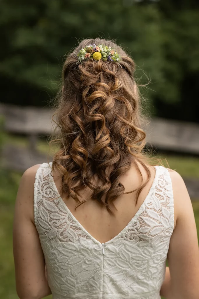 perfekt gestylte Brautfriseur bei Hochzeitsbilder in schönen Garten