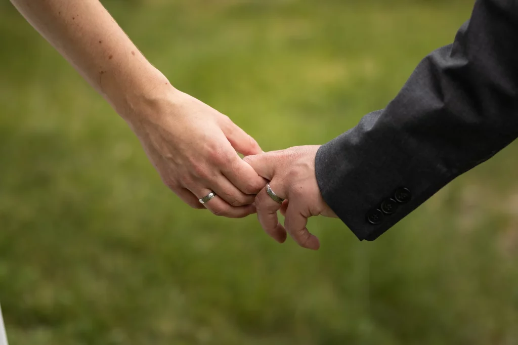 Hochzeitsbild mit Detailaufnahme der Ringe von Brautpaar