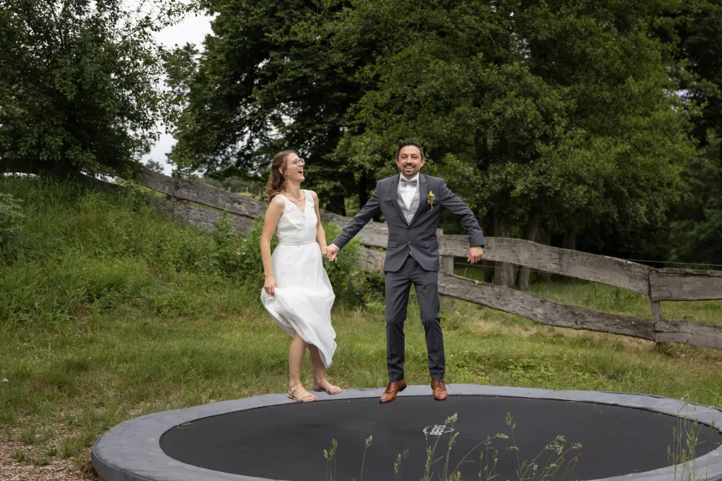 Brautpaar macht Luftsprünge auf Trampolin bei Hochzeit in Ruderting