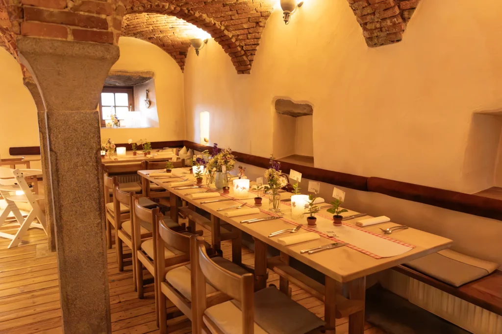 Perfekt gedeckte Tische bei Hochzeitsfeier im Lindenkeller