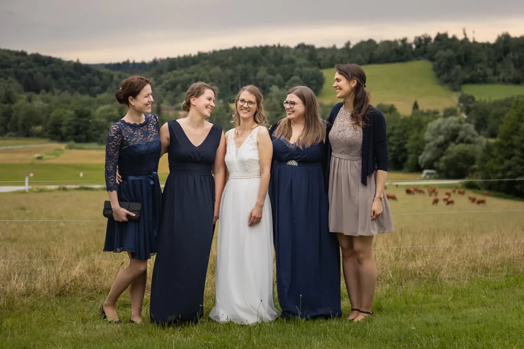 Herzliches Gruppenbilder der Braut mit ihren Freundinnen