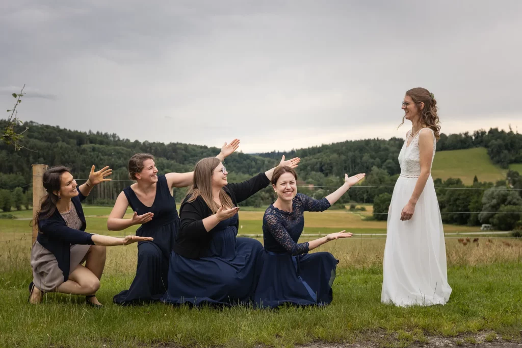 Freundinnen der Braut verneigen sich vor der Braut, wunderschönes Bild