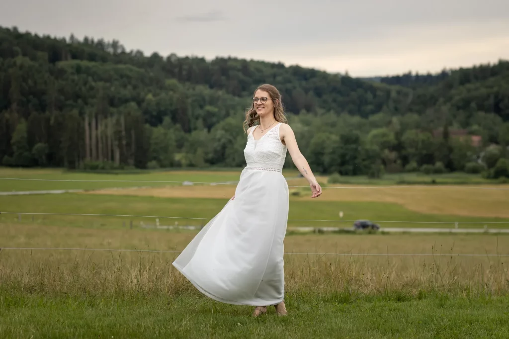 Schönes Hochzeitsbild der Braut in der Natur im Landkreis Passau