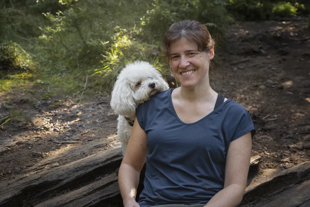 Wunderbare Bindung zwischen Mensch und Hund bei Fotowanderung im Salzburger Land, Rauris, rauriser Urwald, Tierfotografie