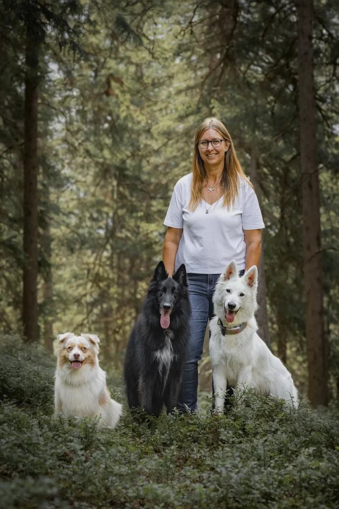 Natürliches Bild von Mensch mit Hunden im rauriser Urwald, Fotowanderung am Morgen, Hundehotel Grimming