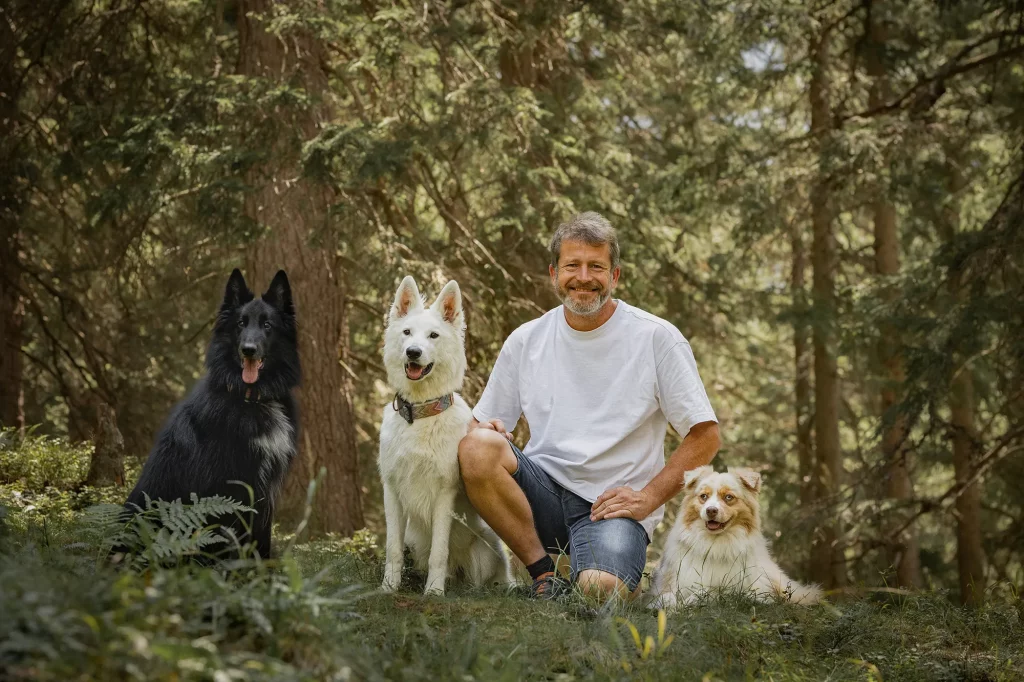 Wundervolles Bild von Mensch mit Hunden in traumhafter Natur, rauriser Urwald, Fotowanderung, Tierfotografie
