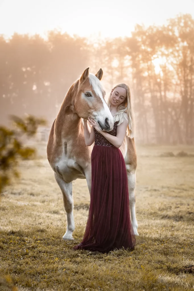 Magisches Herbstbild von Mensch mit Pferd im Landkreis Passau