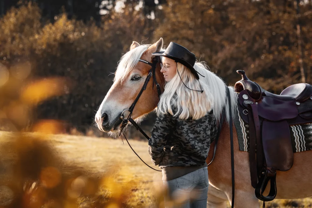 Goldenes Herbstlicht bei Fotoshooting mit Mensch und Pferd in Niederbayern