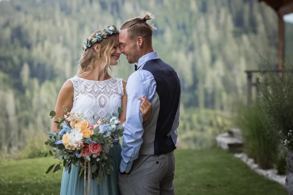 Traumhochzeit in den Bergen, liebvoller Blickkontakt von Brautpaar, heiraten in den Bergen, Hochkönig