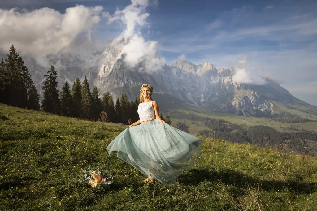 Heiraten auf der Tiergartenalm, Hochzeitsfotografie von Braut in wunderschöner Berglandschaft