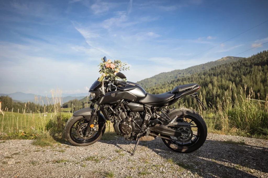 Schönes Bild von geschmückten Motorrad von Hochzeit in den Bergen, am Hochkönig