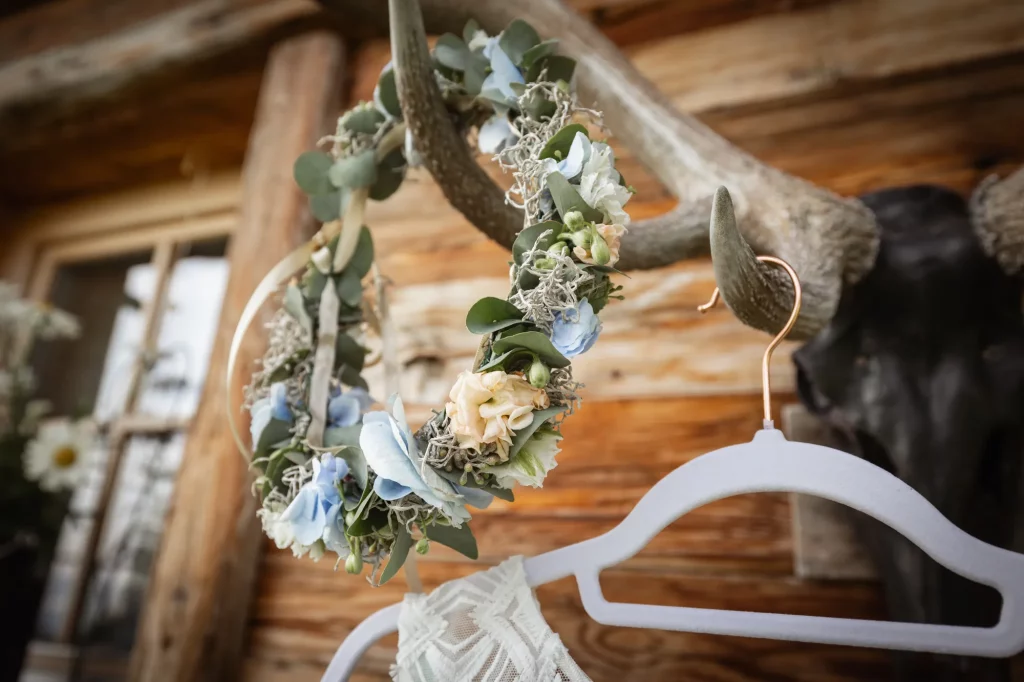 Heiraten in den Bergen, wunderschöner Blumenkranz für Braut