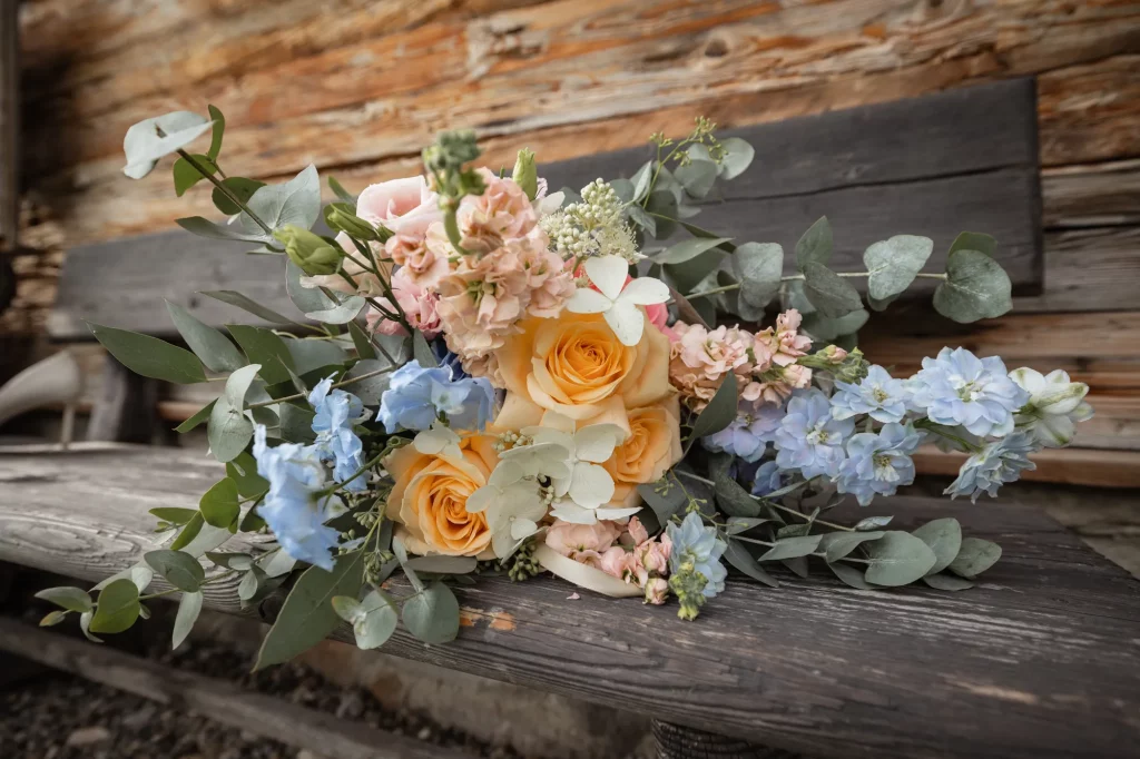 Liebevolles Bild von Brautstrauß auf Almhütte, heiraten am Hochkönig, Tiergartenalm