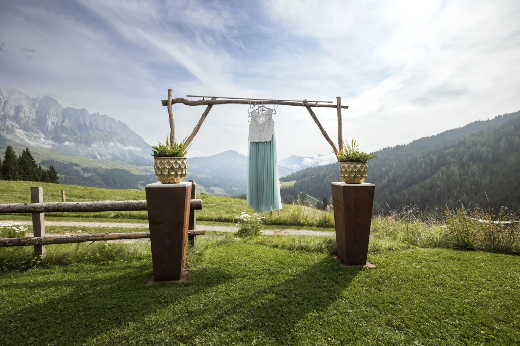 Wunderschönes Brautkleid für Berghochzeit auf der Tiergartenalm