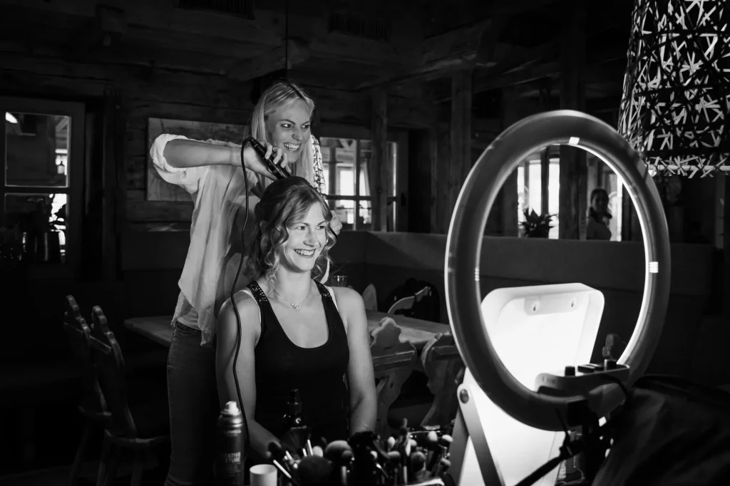 Vorbereitungen für wunderschöne Braut für Hochzeit auf der Tiergartenalm