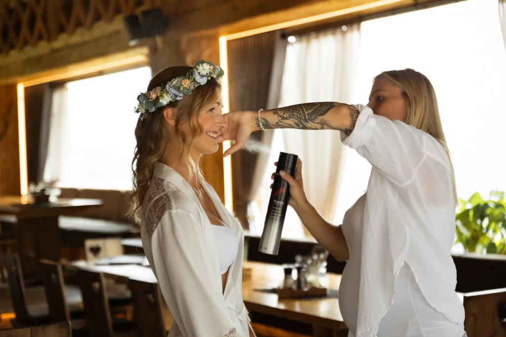 Wunderschöne Braut heiratet in den Bergen auf der Tiergartenalm