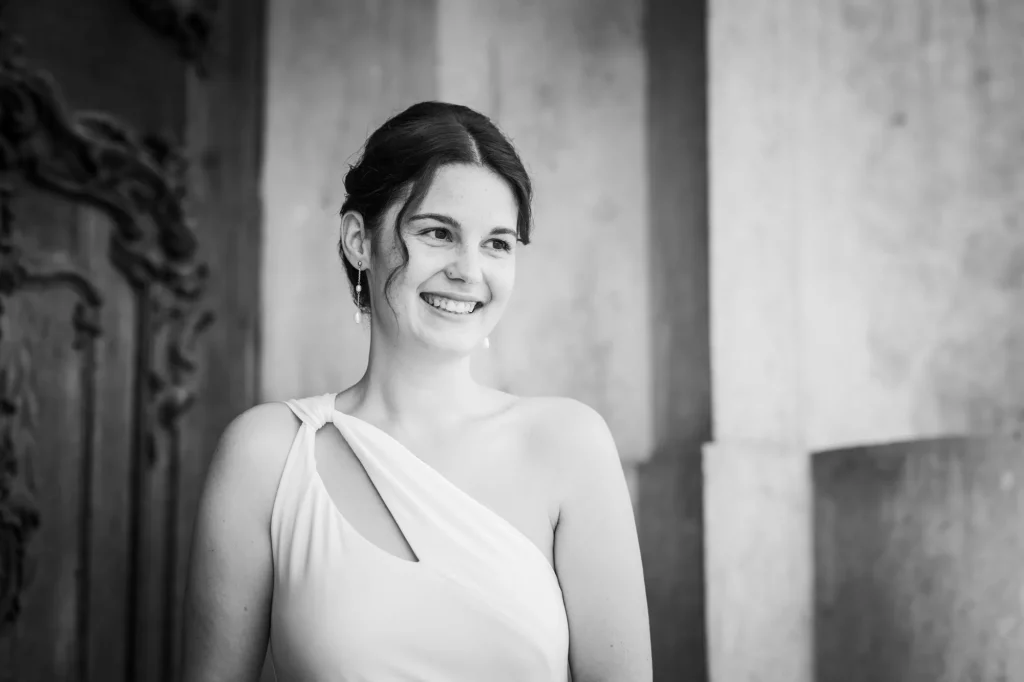 Schwarz-Weiß Bild von lachender Braut nach Hochzeit in Passau