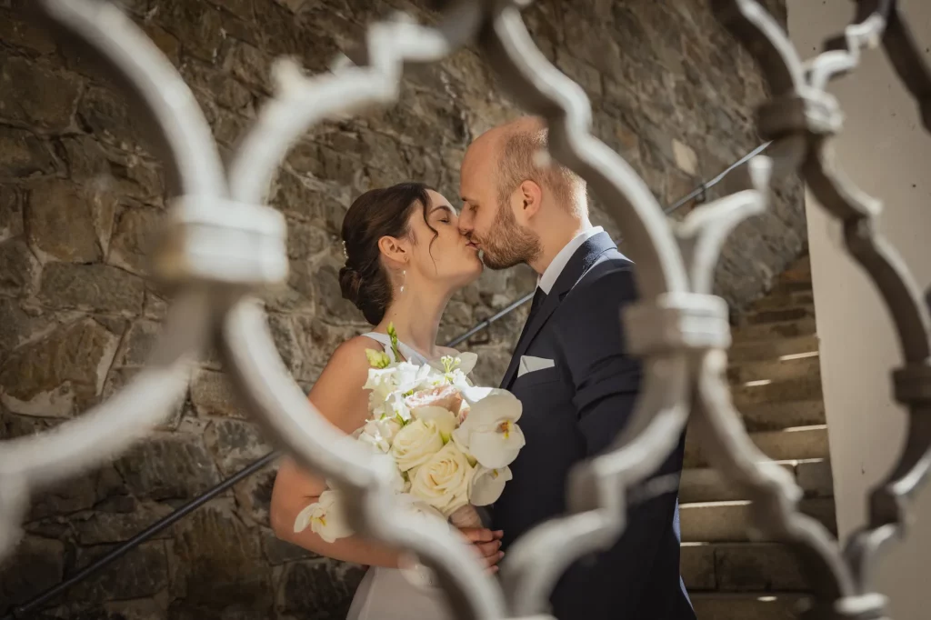 Sehr besonderes Hochzeitsbild von Brautpaar im Rathaus von Passau