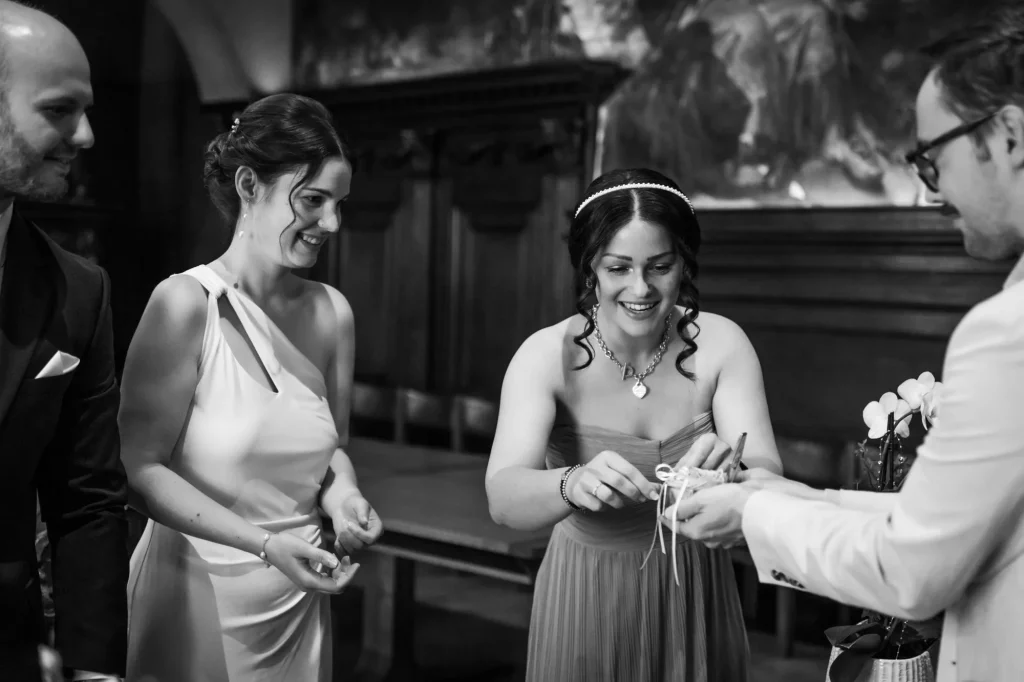 Schwarz Weiß Bild bei wichtigsten Moment von Hochzeit, heiraten im Standesamt von Passau