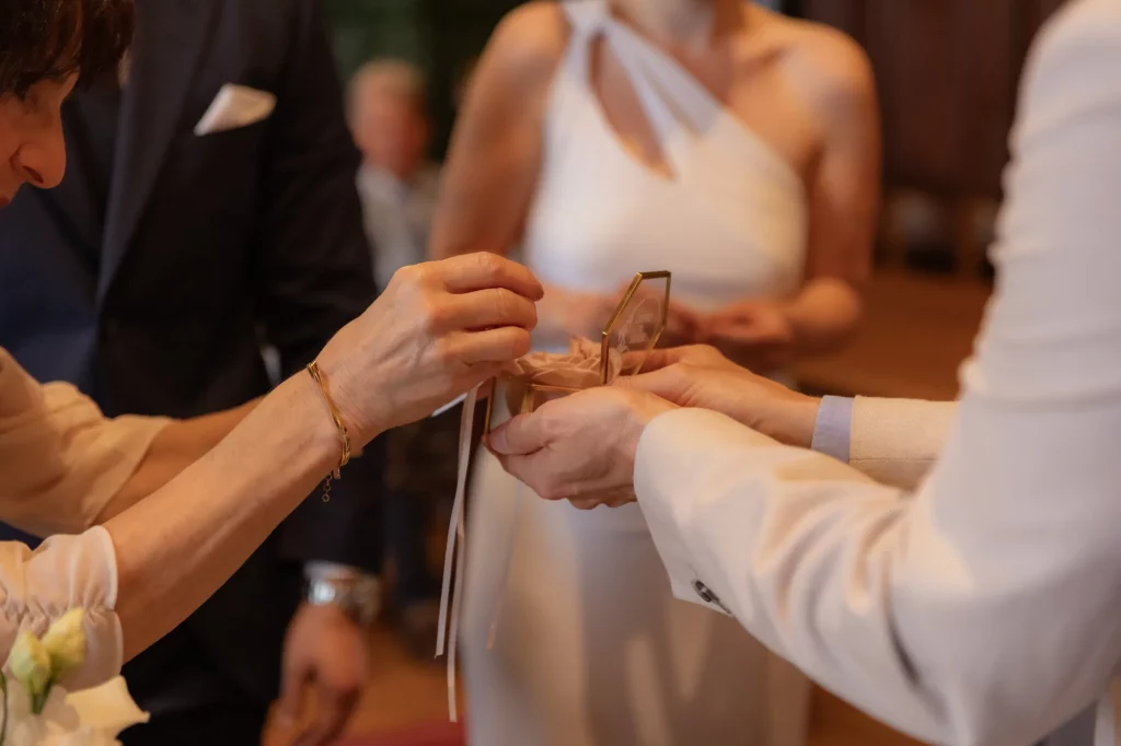 Trauzeuge nimmt den Hochzeitsring und übergibt diesen an Bräutigam. Heiraten im Rathaus von Passau