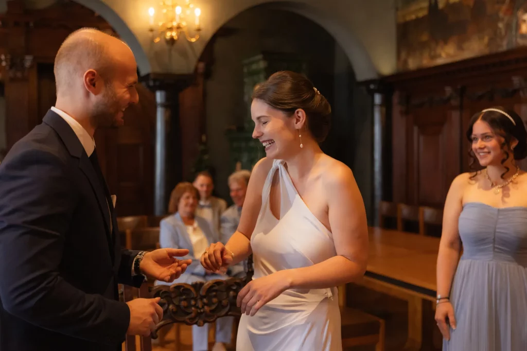 Wunderschönes Bild bei Hochzeit zum wichtigsten Moment, den Ringtausch, heiraten in Niederbayern