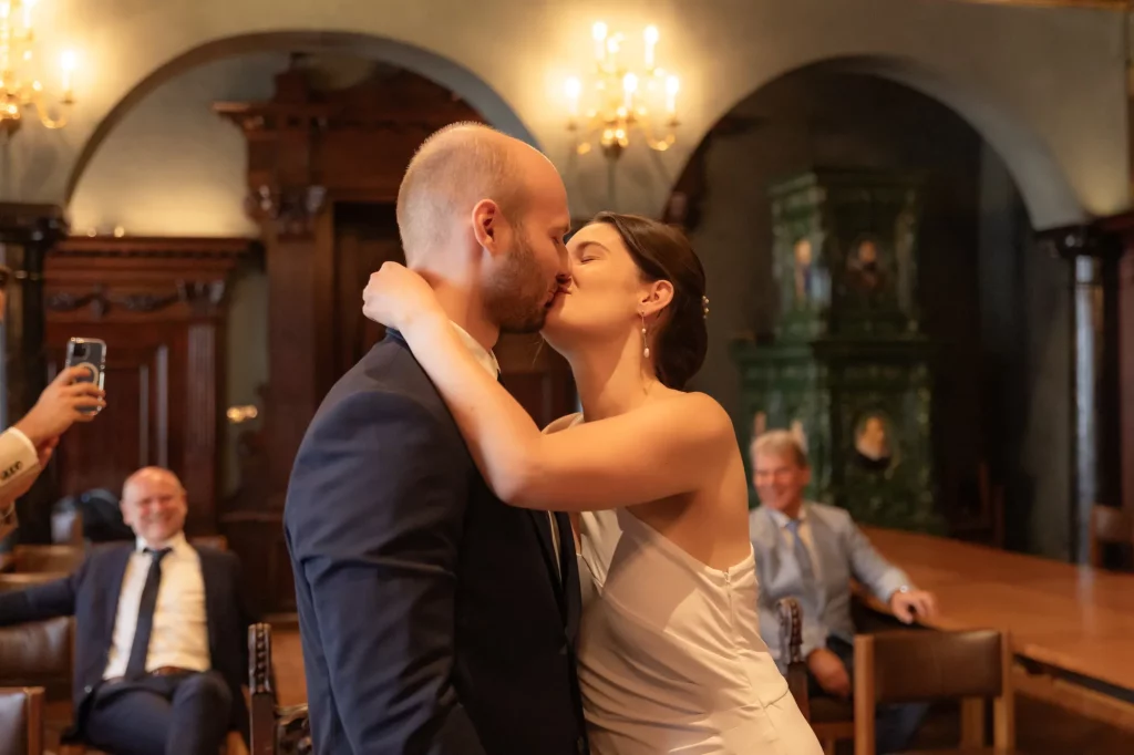 Wunderschönes Bild von küssenden Brautpaar bei Hochzeit im Standesamt Passau, heiraten in Passau, Hochzeitsfotos von Daniela Schmid Fotografie