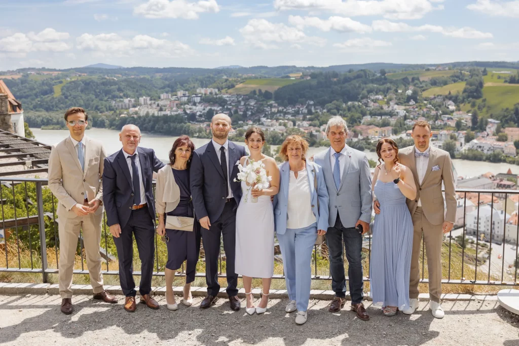 Wundervolles Gruppenbild bei Hochzeit am Oberhaus in Passau, Hochzeitsfeier am Oberhaus, heiraten in Passau