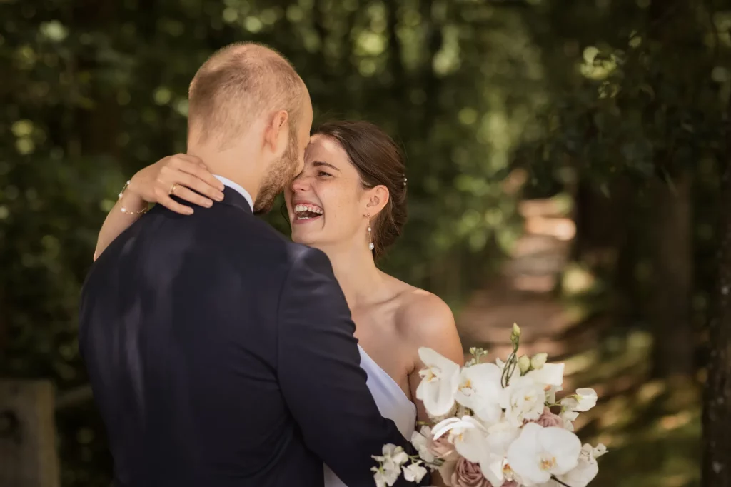 Sehr schönes Bild von lachender Braut mit Bräutigam bei Hochzeitsfotos am Oberhaus in Passau