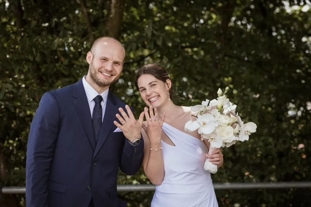 Nach Hochzeit, Brautpaar ist überglücklich bei Hochzeitsfoto, heiraten in Passau, Hochzeitsfotografie, Daniela Schmid Fotografie