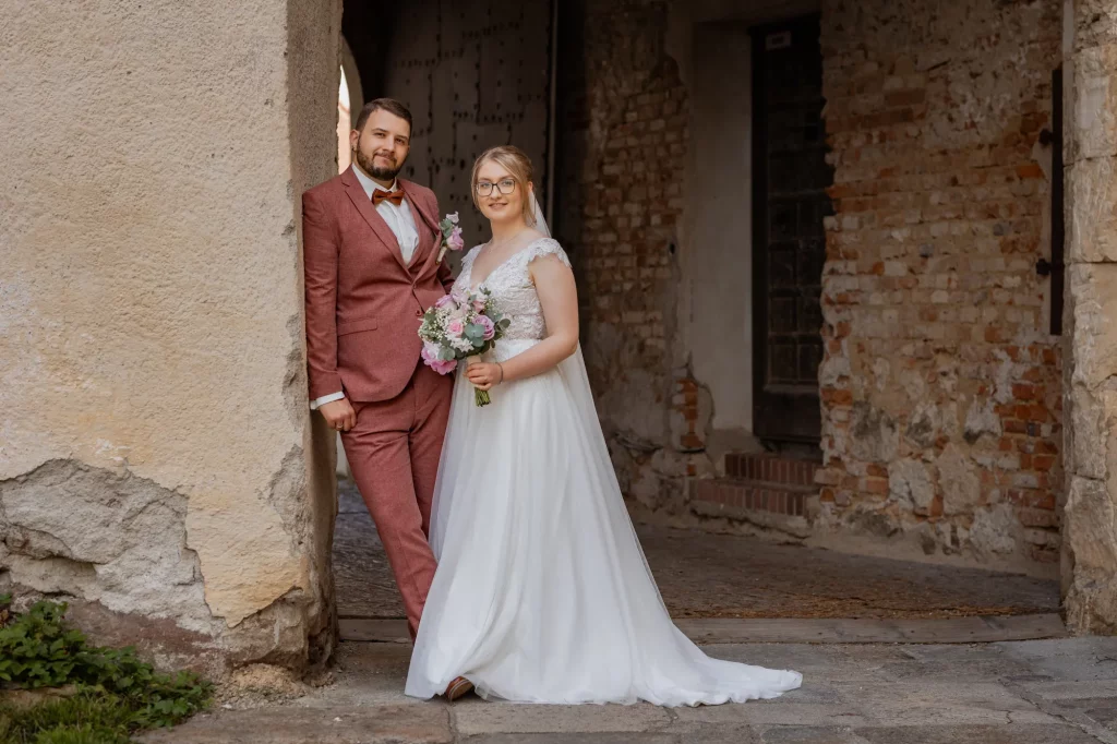 Schönes Hochzeitsbild von Brautpaar bei Brautpaarshooting im Schloss Neuburg am Inn