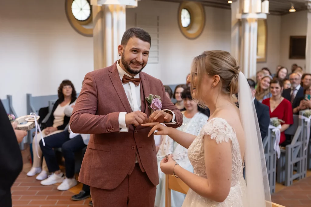 Wundervolles Bild während Trauung bei Hochzeit in Passau, Hochzeitsfotografie