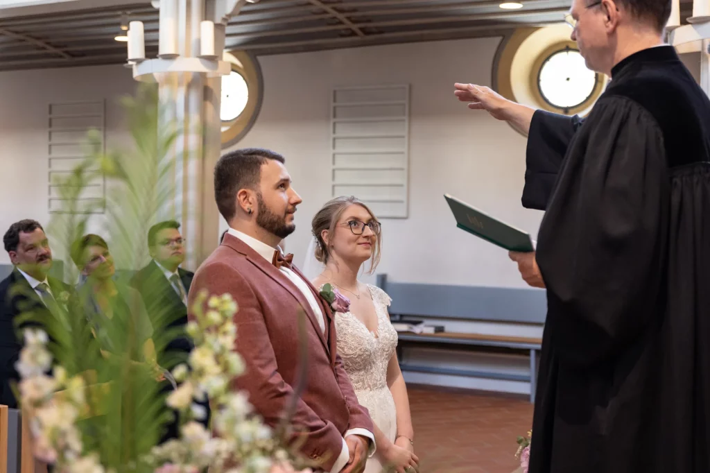 Sehr schönes Bild bei Hochzeit in evangelischer Stadtkirche von Passau, Hochzeitsfotografie