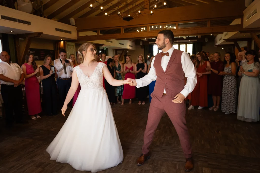 Wundervolles Bild von Brautpaar bei Hochzeitstanz, Hochzeitsfeier in Steinbrunn