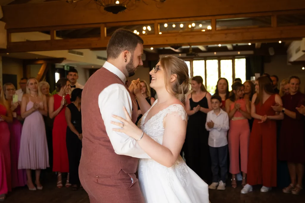Sehr schönes Bild von tanzenden Brautpaar bei Hochzeitsfeier im Gasthaus Bauer Wirth in Steinbrunn