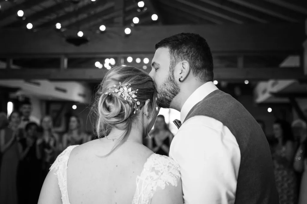 Hochzeitsfotografie, Detailbild von Brautpaar während Hochzeitsfeier, Daniela Schmid Fotografie