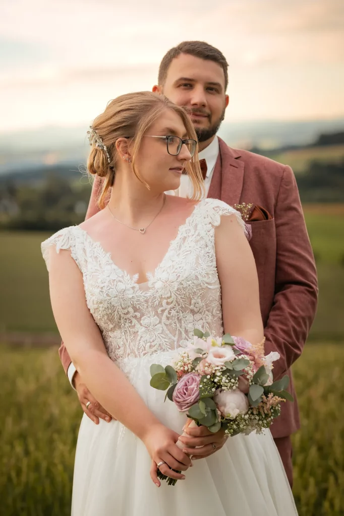 Wunderschönes Bild von Brautpaar, bei Sonnenuntergangsshooting in Schardenberg, Steinbrunn