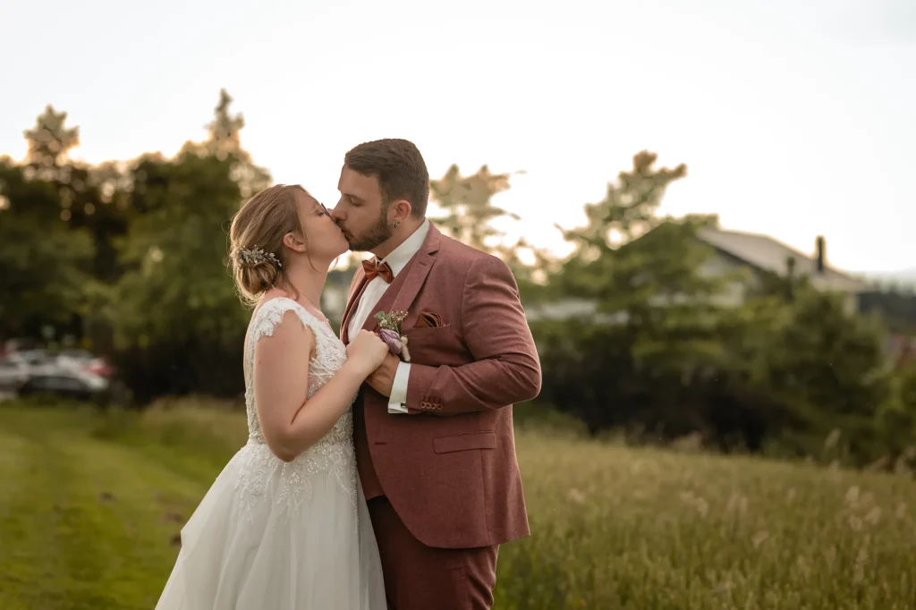 Sonnenuntergangsshooting von Brautpaar im Gasthaus Bauer Wirth in Steinbrunn