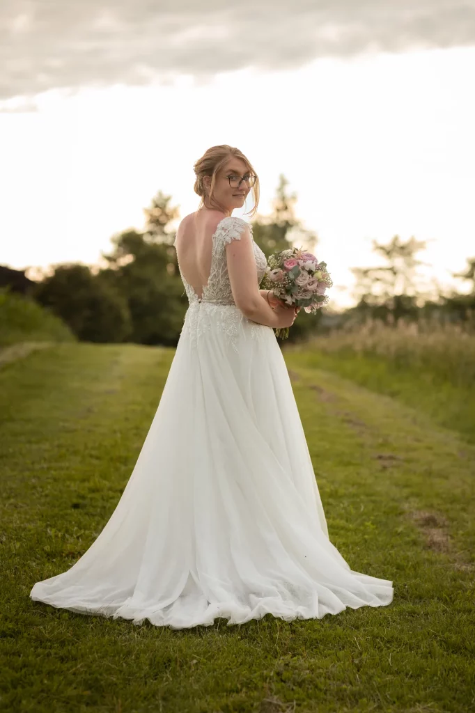 Sehr schönes Bild von Braut bei Sonnenuntergangsshooting in Steinbrunn, Heiraten im Gasthaus Steinbrunn