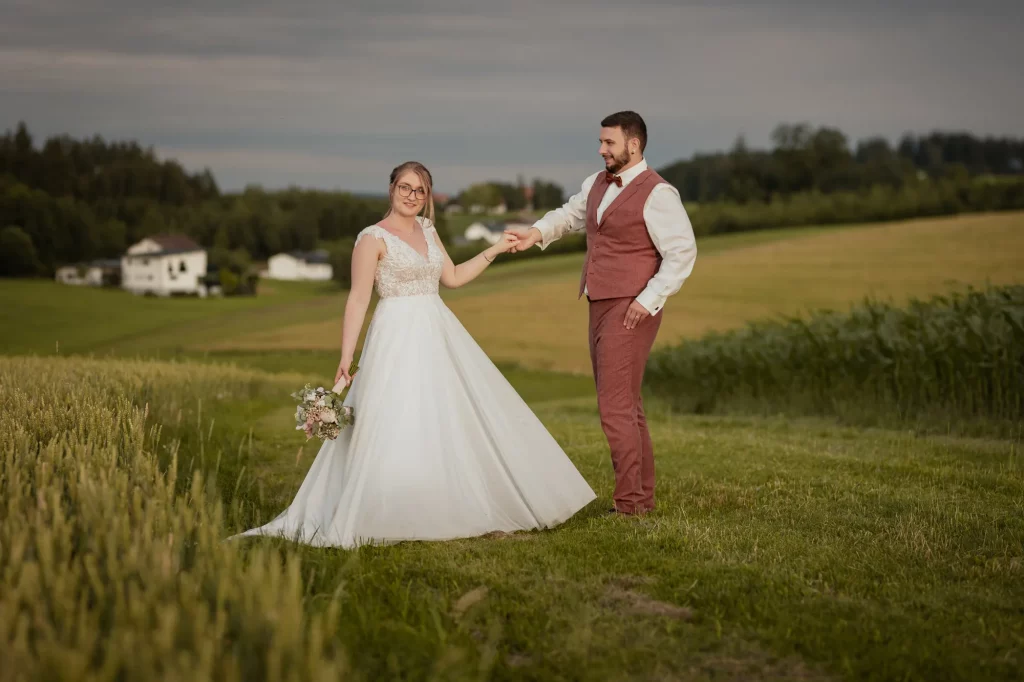 Sehr schönes Bild von Brautpaar bei Sonnenuntergang, Hochzeitsfotografie, Hochzeitsfeier in Schardenberg Steinbrunn