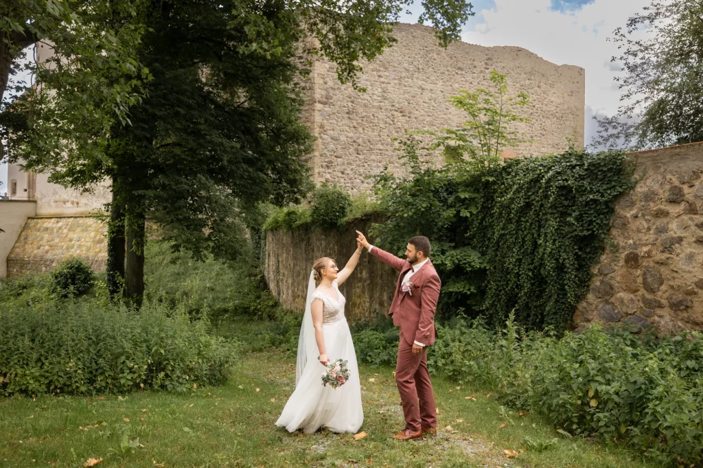 Sehr schönes Bild von Brautpaar bei Hochzeitsfotos im Schloss Neuburg am Inn