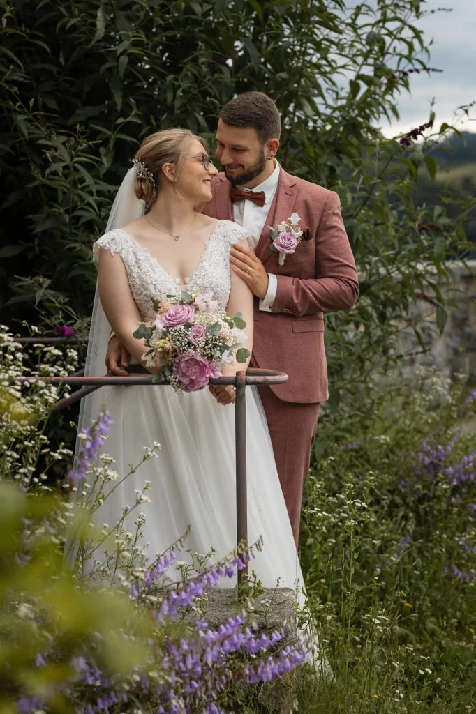 Wundervolles Bild von Brautpaar bei Hochzeitsfotos im Schloss Neuburg am Inn