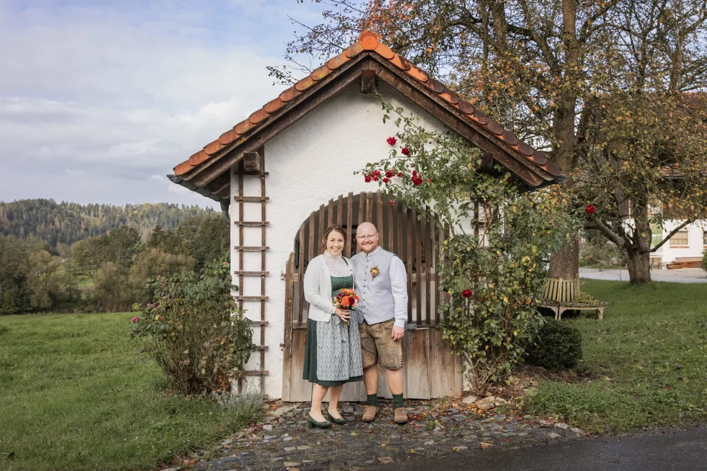 Sehr schönes Hochzeitsfoto von Brautpaar vor Kapelle beim Lindenkeller, Heiraten im Landkreis Passau