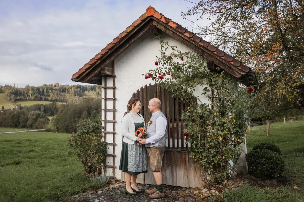 Brautpaar steht vor schöner kleiner Kapelle am Lindenkeller, Hochzeitsfotos beim Lindenkeller, Hochzeitsfotografie im Landkreis Passau